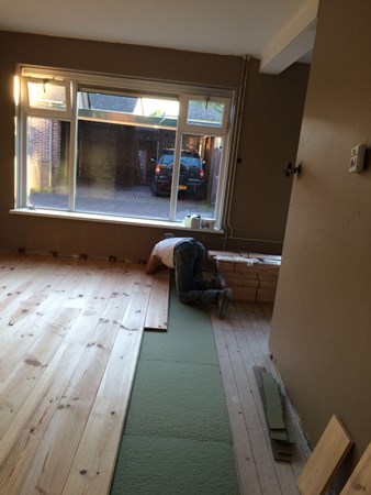 Fam. Van de Beek uit Woudenberg. 
Grenen vloer planken 195mm A.  
Op de foto nog onbehandeld.