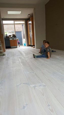Fam. Van de Beek uit Woudenberg. 
Grenen vloer planken 195mm A.  
Behandeld 1x met floorpaint wit van Woca.
