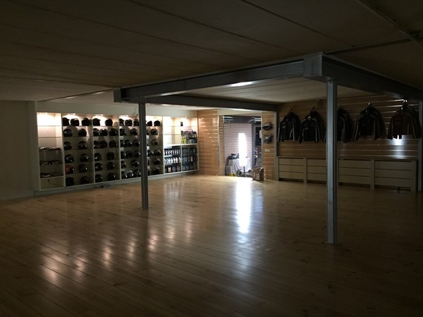 HD Service Venlo grenen planken 195 A afgelakt met kleurloze lak van Gamma. HD Service Venlo grenen planken 195 A afgelakt met kleurloze lak van Gamma.