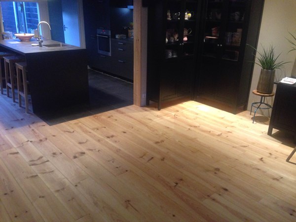 Fam Willems uit Bennekom,
Grenen vloerdelen 195mm A.
2x behandeld met Osmo hardwax-olie mat / transparant 3062       