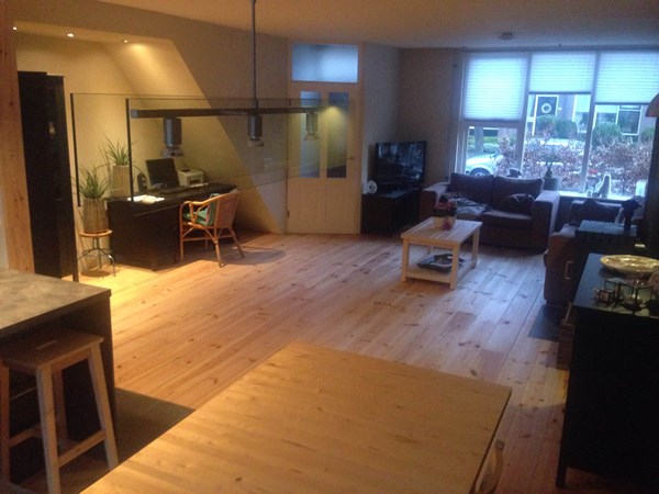 Fam Willems uit Bennekom,
Grenen vloerdelen 195mm A.
2x behandeld met Osmo hardwax-olie mat / transparant 3062       