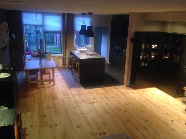 Fam Willems uit Bennekom,
Grenen vloerdelen 195mm A.
2x behandeld met Osmo hardwax-olie mat / transparant 3062             