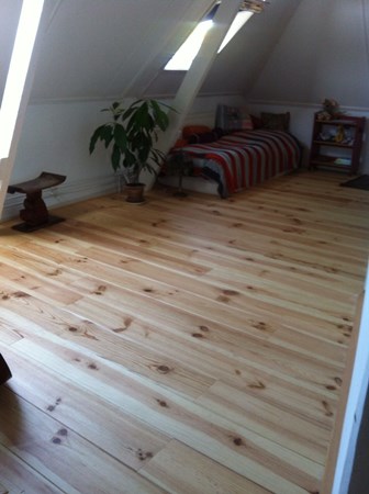 Fam de Vries uit Arnhem. 
Grenen vloer / vloerdelen 195mm A.
2x behandeld met Osmo hardwax-olie mat / transparant 3062