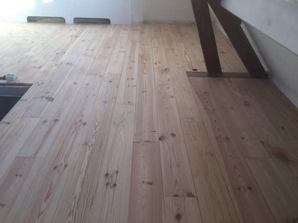 Fam. Gerwig uit Bussum.
Frans grenen vloerdelen (Pine Maritime) 195mm A.
Zal later wit worden afgelakt, zie andere foto`s.