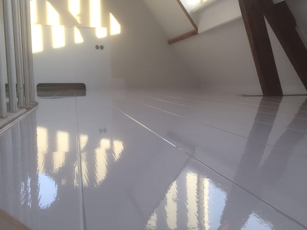 Fam. Gerwig uit Bussum.
Frans grenen vloerdelen (Pine Maritime) 195mm A.
Gegrond en wit afgelakt