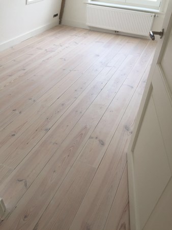 Fam. de Jong uit Amsterdam. 
Grenen vloer / vloerdelen 195mm A.
1x behandeld met Osmo decorwas Sneeuw.
Afgewerkt met Osmo hardwaxolie wit / natural 3041