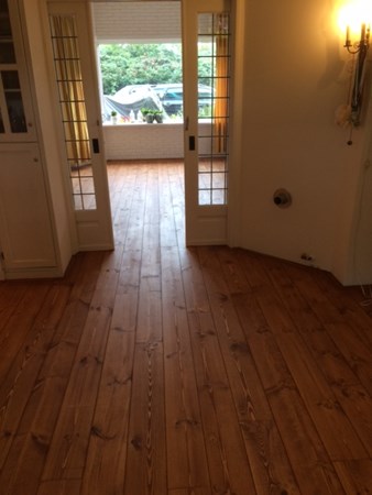 Fam. van Winden uit Groningen.
Grenen planken 20 x 180mm afgewerkt met floorservice kleur olie.