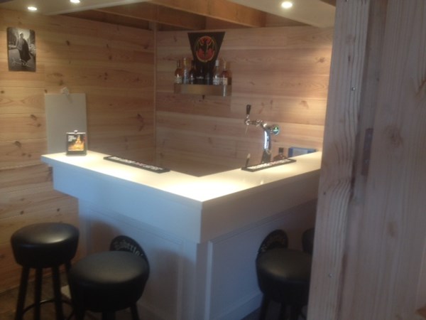 Veranda / bar in Tiel bekleed met grenen vloerdelen 195mm.
Behandeld met Woca extra white.