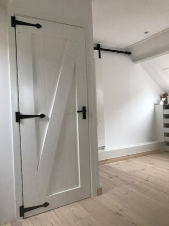 Fam. vd Burg uit Elst.
Frans grenen vloerdelen (Pine Maritime) 195mm A.
Lengte 2m.
2x behandeld met de Osmo hardwaxolie 3041 wit / natural
Deuren zijn ook vervaardigd van de grenen planken.