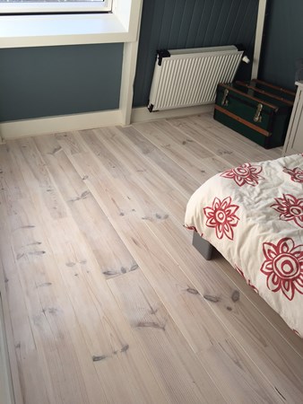 Fam. Spendel uit Amersfoort.
Frans grenen vloerdelen (Pine Maritime) 195mm A.
Lengte 2m.
1x behandeld met de Floorpaint wit van Woca.