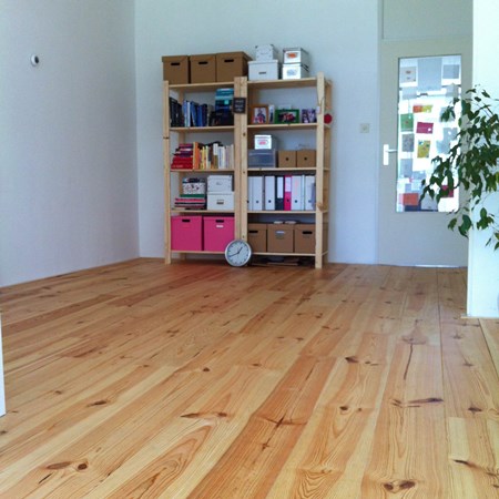 Tessa de Groot uit Amsterdam 
Grenen vloer / vloerdelen 195mm A.
2x behandeld met Osmo hardwax-olie mat / transparant 3062