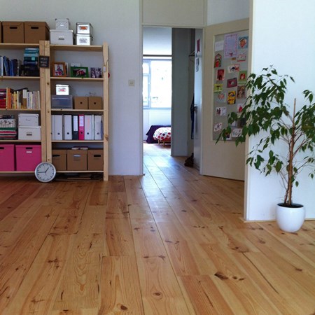 Tessa de Groot uit Amsterdam 
Grenen vloer / vloerdelen 195mm A.
2x behandeld met Osmo hardwax-olie mat / transparant 3062