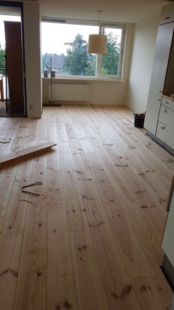 Fam. Feenstra uit Utrecht.
Frans grenen houten planken 195mm A , 2m40 lang.
Gelegd door de gouden vingers van Klusbedrijf Lindaart uit Nieuwegein.