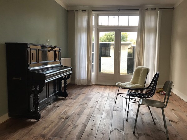 Fam. van Ussen uit Arnhem.
Grenen vloerplanken 195mm A breed.
1x behandeld met de Walnut olie van Woca.