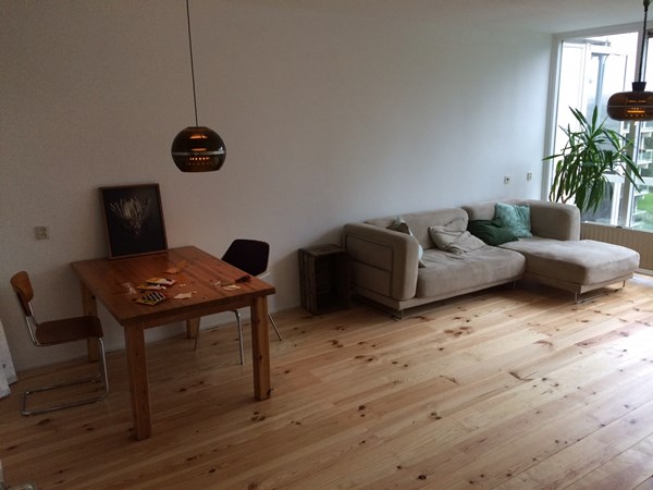 Fam. Schilling uit Duivendrecht.
Grenen vloer 195mm A breed.
2x behandeld met osmo hardwaxolie 3062 mat / transparant.