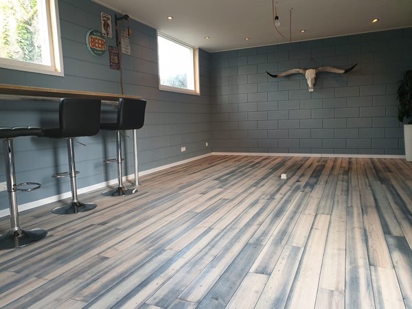 Grenen vloer Sable 15x120 (2 kleuren geolied + verouderd)
Kant & klaar.
Ook te gebruiken als wand of plafond.