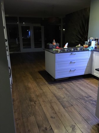 Fam. Frentz uit Valburg.
Grenen vloerplanken 21mm dik , 195mm breed en 2 meter lang.
Rustiek A.
Afgewerkt met de osmo 3168 Antiek Eiken.
