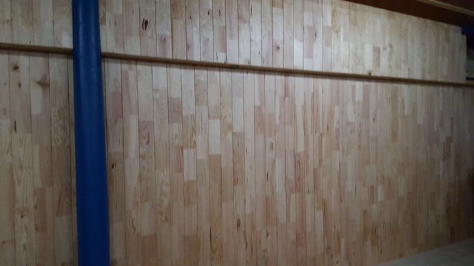 Fam. Tatema uit Groningen.
Wanden bekleed met het goedkope grenen wand / plafond beschot 12x120mm.