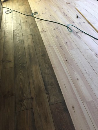 Fam. Jansen uit Haalderen.
Grenen vloerdelen 21 x 195mm A 
1x behandeld met Osmo olie Antiek Eiken 3168