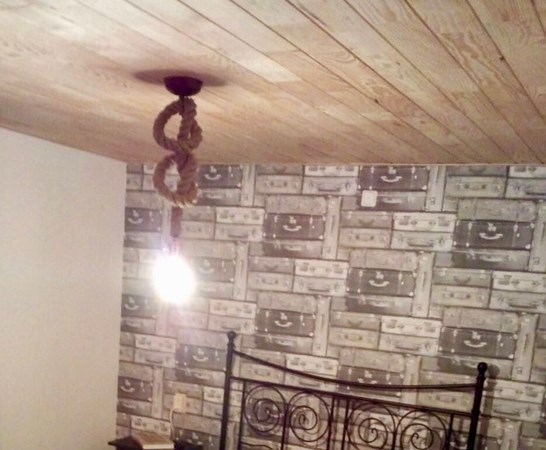 Plafond betimmerd met grenen plafond/wand beschot 12x120mm en 2m50 lang.