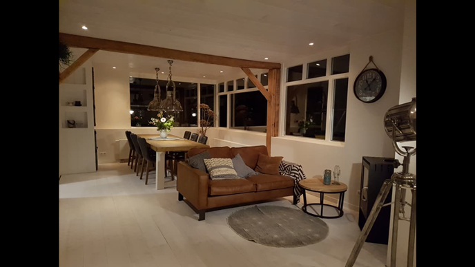 Fam. de wildt uit Wijchen.
Plafond en vloer gemaakt van Frans grenen vloerdelen 195mm A.
Lengte 2m40.