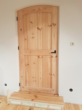 Fam. Doorenbos uit Wolfheze.
Grenen vloerdelen 195mm A gebruikt als vloer betimmering en deuren.