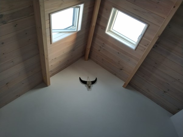 Fam van Haren uit Puiflijk.
Plafondbetimmering gemaakt van grenen delen 21x195mm A.
Afgewerkt met onze witte beits van Tenco.