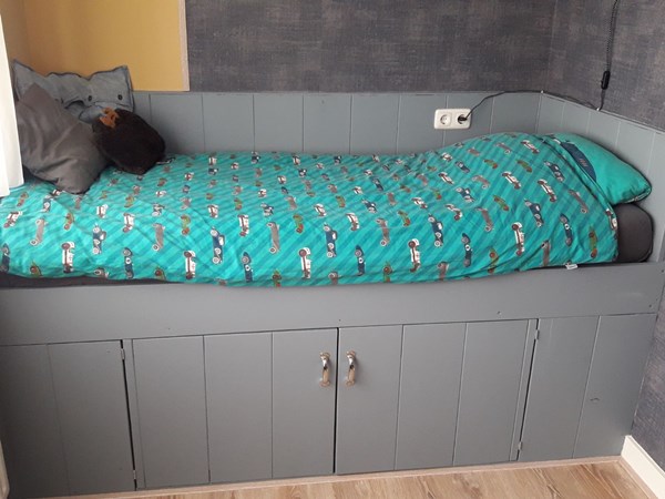 Bed gemaakt van grenen vloerdelen.