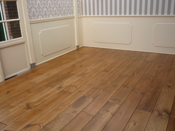 Fam. in `t Veld uit Velp grenen 195mm A. Behandeld met donkere grenen beits + Glitsa parketlak.