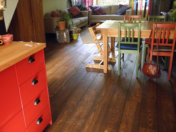 Fam. Jacobs uit Wageningen.
Grenen 195mm A.
2x behandeld met olie Walnut van Woca.       