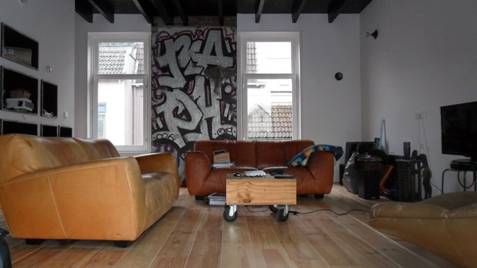 Klushuis Arnhem, plafond 18cm grenen delen behandeld met Hermadix Houtdecor kleur 620  , vloer 195mm A behandeld met glitsa vloerlak