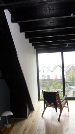 Klushuis Arnhem, plafond 18cm grenen delen behandeld met Hermadix Houtdecor kleur 620  , vloer 195mm A behandeld met glitsa vloerlak