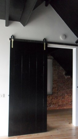 Klushuis Arnhem, plafond + schuifdeur 18cm grenen delen behandeld met Hermadix Houtdecor kleur 620.