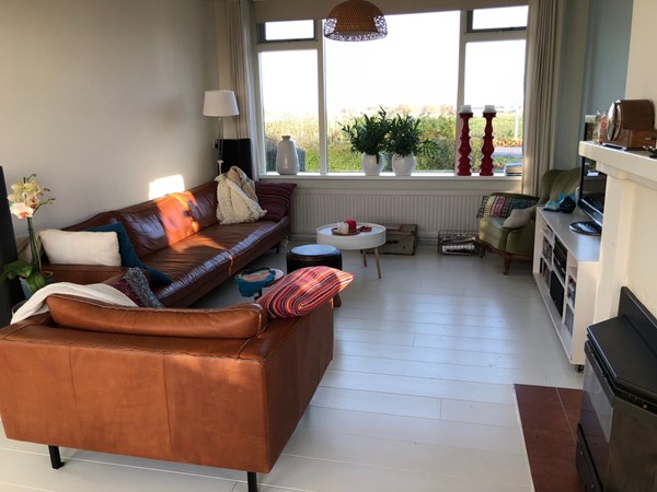 Gezinshuis de bootjes uit Vlissingen.
Grenen vloerdelen 195mm A 2 meter lang.
Naderhand wit gelakt.