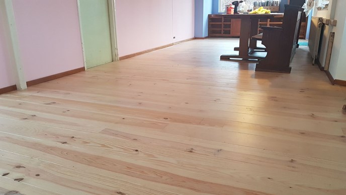 Fam. Verhaagen uit Zutphen.
Grenen vloerplanken 195mm A.
Afgewerkt met Traelyx lak mat.