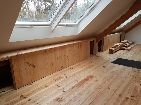 Fam. Doorenbos uit Wolfheze.
Grenen vloerdelen 195mm A gebruikt als vloer betimmering en deuren.