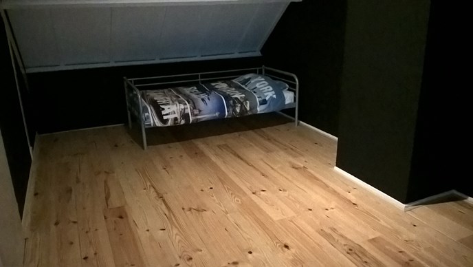 Henk Toebes uit Malden.
Grenen vloer / vloerdelen 195mm B.
2x behandeld met Osmo hardwax-olie mat / transparant 3062 Henk Toebes uit Malden.
Grenen vloer / vloerdelen 195mm B.
2x behandeld met Osmo hardwax-olie mat / transparant 3062