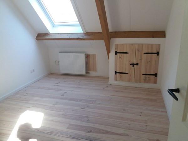 Fam Sluisses uit Appeltern.
Grenen vloerdelen 195mm A.
1x behandeld met Osmo 3188 Sneeuw.
Afgewerkt met Osmo 3062 mat.