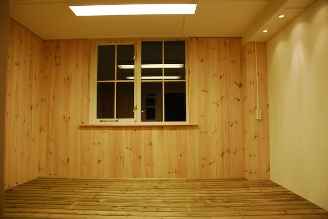 Fam.Schenk uit Drenthe.
Grenen vloerdelen 180mm breed en 2m70 lang.
Wandbetimmering.