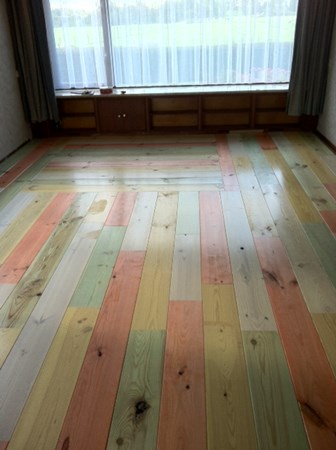 Fam Morree uit Maurik. Grenen 200mm A. Behandeld met verschillende kleuren.