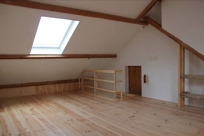 Fam. Langevoort uit Amersfoort.
Grenen 20x180mm behandeld met osmo mat. Fam. Langevoort uit Amersfoort.
Grenen 20x180mm behandeld met osmo mat.