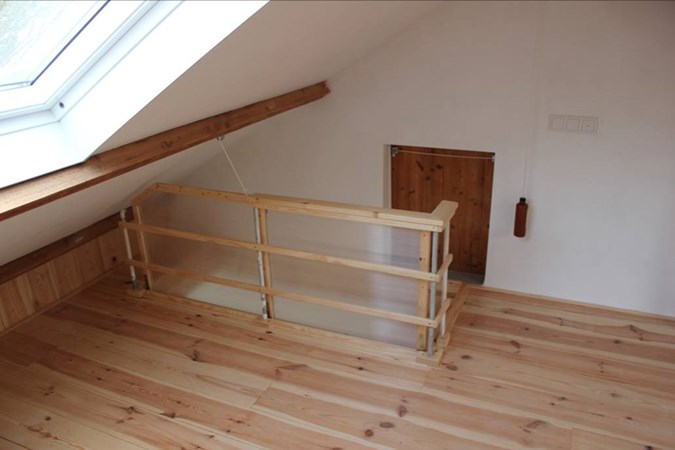 Fam. Langevoort uit Amersfoort.
Grenen 20x180mm behandeld met osmo mat. Fam. Langevoort uit Amersfoort.
Grenen 20x180mm behandeld met osmo mat.