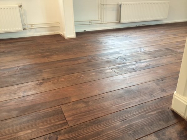 Fam. Brok uit Bunnik.
Grenen planken 195mm A.
2x behandeld met olie Walnut van Woca. Fam. Brok uit Bunnik.
Grenen planken 195mm A.
2x behandeld met olie Walnut van Woca.