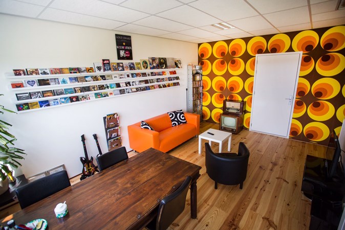 Guido Aalbers uit Zwolle 
Grenen vloerdelen 195mm A.
2x behandeld met Osmo hardwax-olie mat / transparant 3062