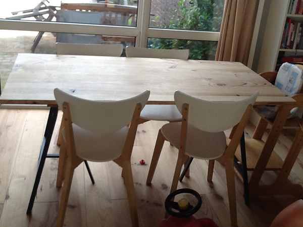 Fam. IJmker uit Hoogeveen.
Grenen vloerdelen 155mm A.
Tafel is ook gemaakt van deze vloerdelen.