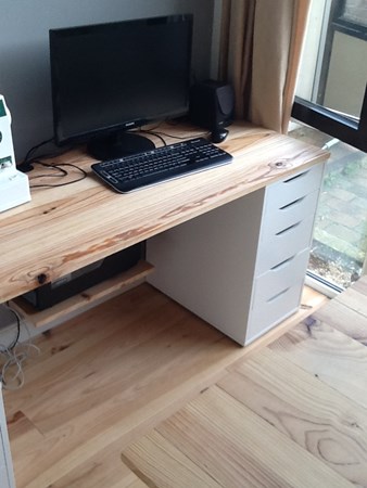 Fam M. uit Ede. 
Grenen vloer / vloerdelen 195mm A.
Behandeld Woca olie Brazil Brown.
