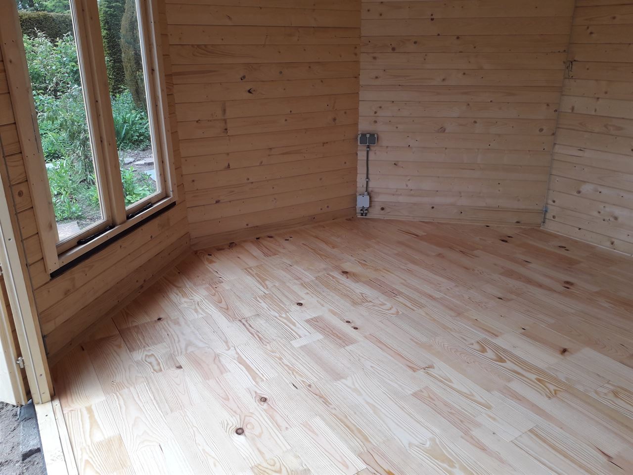 Grenen vloer / wandbeschot 18x165.
€9,- per m2. Grenen vloer / wandbeschot 18x165.
€9,- per m2.