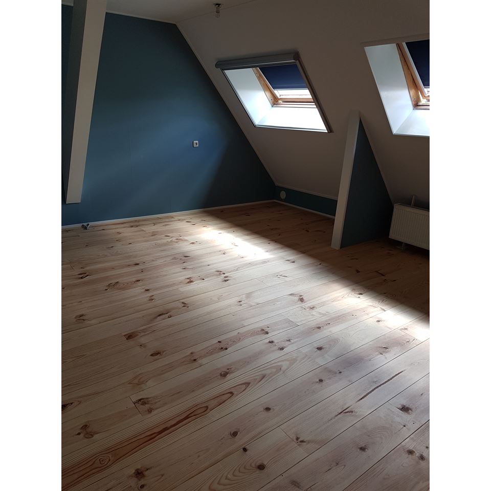 Fam. Gietema.
Grenen massieve planken 195mm A.
2x behandeld met Osmo 3062 mat / transparant. Fam. Gietema.
Grenen massieve planken 195mm A.
2x behandeld met Osmo 3062 mat / transparant.