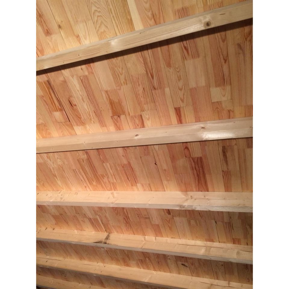 Wand / plafond beschot 18x135.
€9,- per m2. Wand / plafond beschot 18x135.
€9,- per m2.