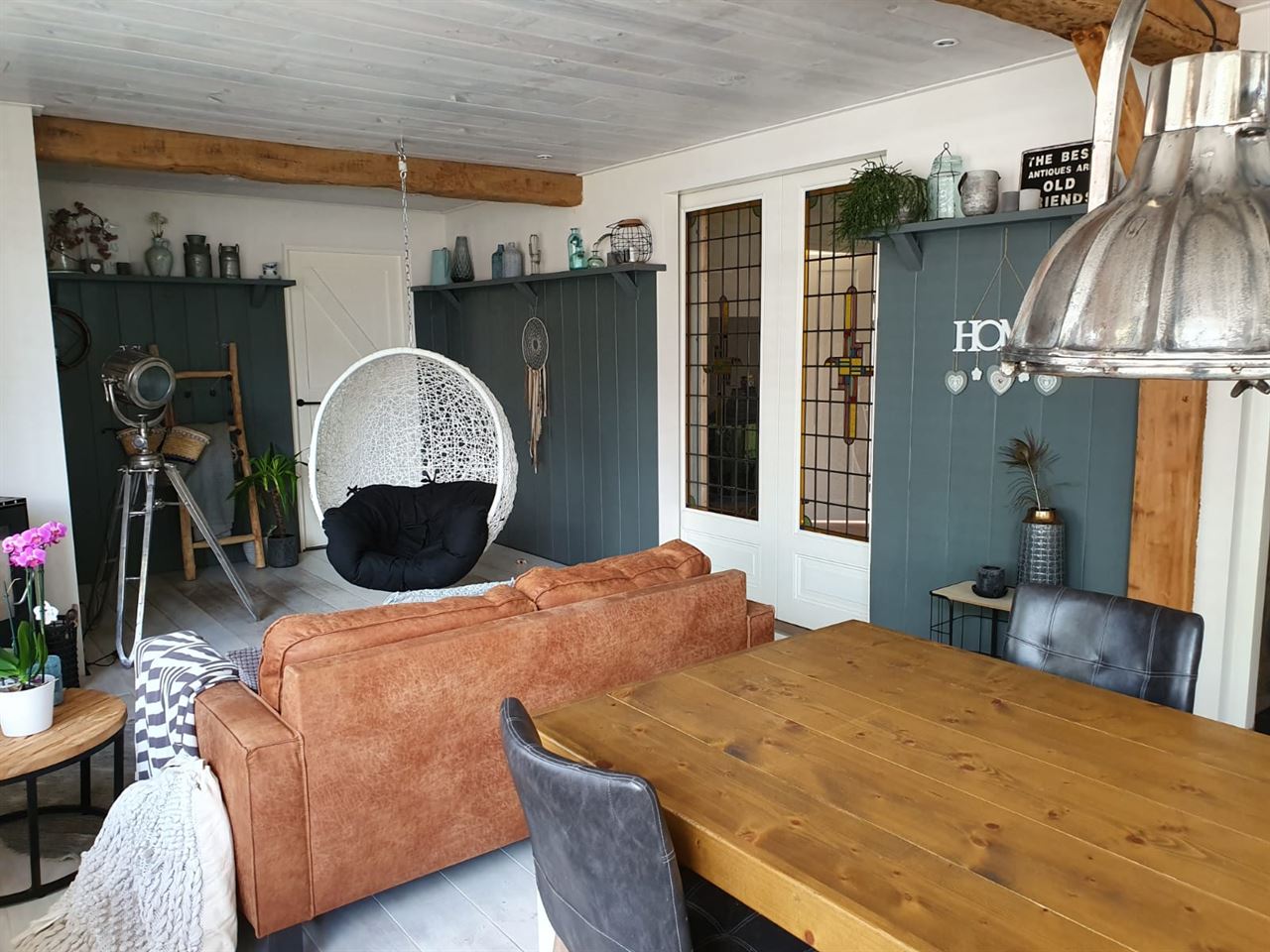 Grenen vloerdelen gebruikt als vloer , wand en plafond. Naderhand geschilderd. Grenen vloerdelen gebruikt als vloer , wand en plafond. Naderhand geschilderd.